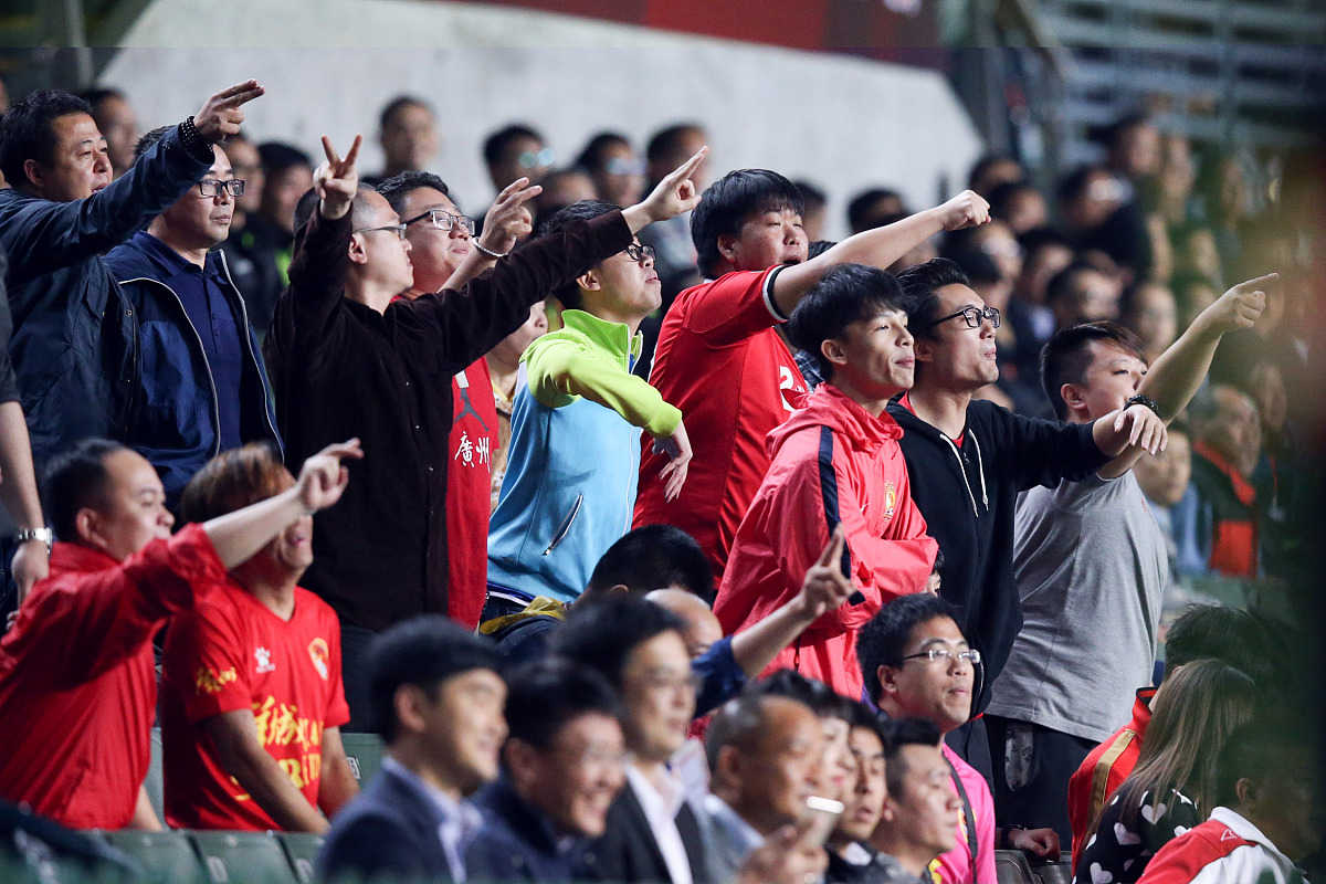 赛场上的挑战，无不体现出球员的拼搏精神