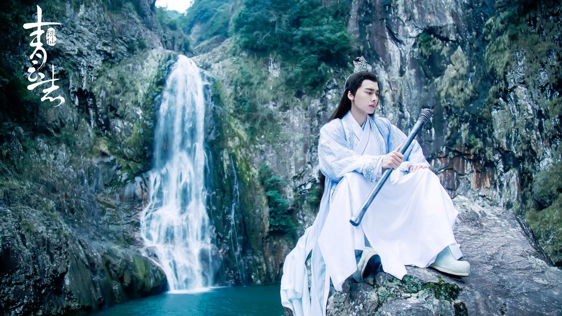 舞台是光，克莱是影，在聚光灯最灼热处，他如深海般沉默燃烧