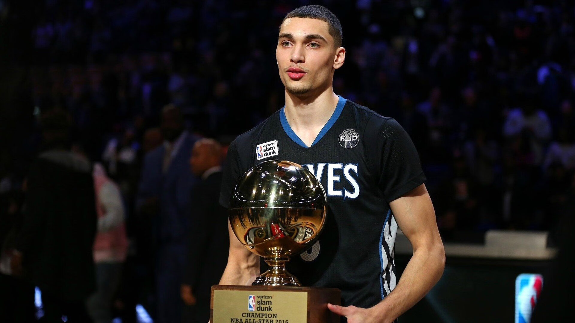 利拉德末节19分神迹!雄鹿鏖战加时险胜深圳,中美篮球对话创历史